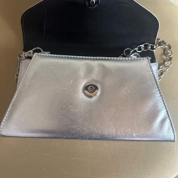 Small silver purse with iridescent faux white snakeskin print and silver chain - Picture 4 of 5